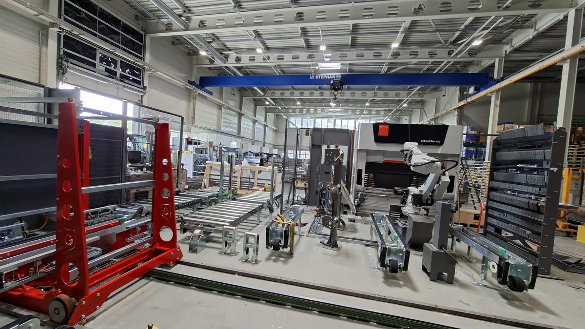 Fördertechnik für Paletten vor der Bystronic-Biegezelle
