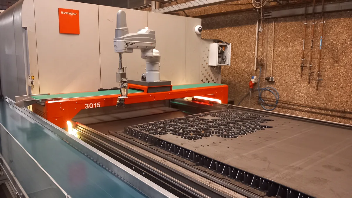 Bystronic-Laser mit Sortierroboter bei der Lüsebrink & Teubner GmbH & Co. KG