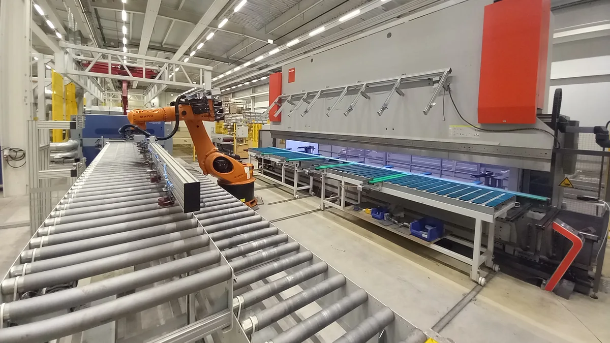 Automatisierte Kantstrasse der SEUSTER KG mit KUKA-Roboter und Rollenbahn