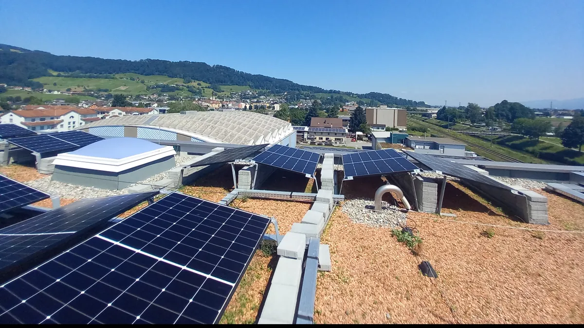 Solaranlage auf dem Dach der Stadler Blechtechnik AG