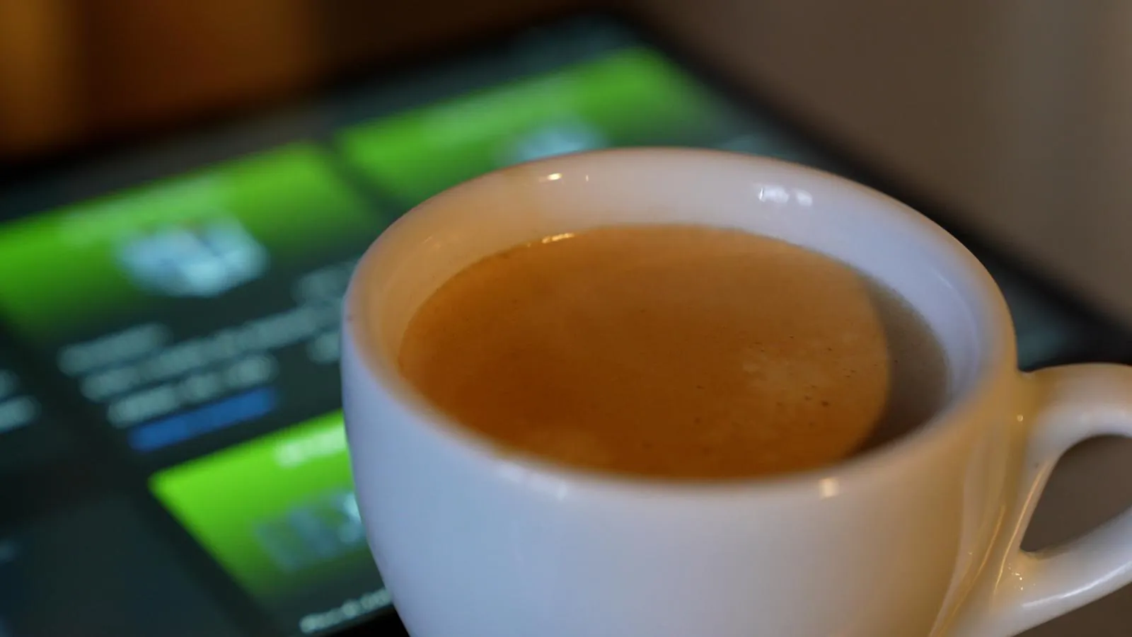 Tablet mit KODI neben einer Kaffeetasse